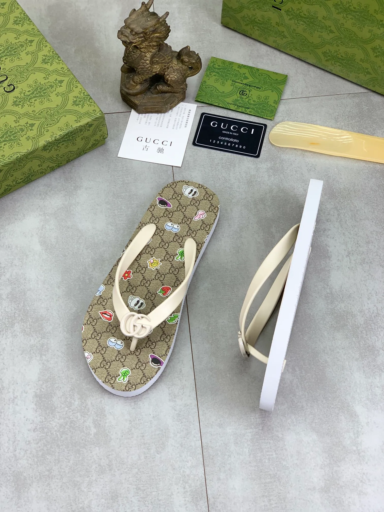 Men's men's shoes 💰P220💰【New style】🆘【GUCCI】Official website's popular Gucci adult couple 🧑‍🤝‍🧑 style, children's flip-flops are on sale at the counter simultaneously! Original fabric imported from Italy. Original bottom provided by the original factory. Size: Adult 36-45. Children’s size: 30-37. Multiple colors available.